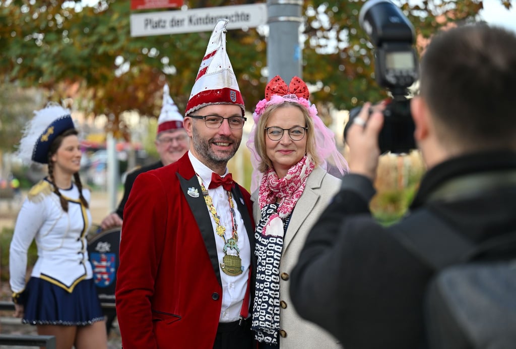 Führungspersonen treffen aufeinander: Die stellvertretende Ministerpräsidentin Katja Wolf (BSW) stellte sich beim närrischen Sturm auf die Staatskanzlei auch dem Präsidenten des Landesverbands Thüringer Karnevalvereine, Christoph Matthes.