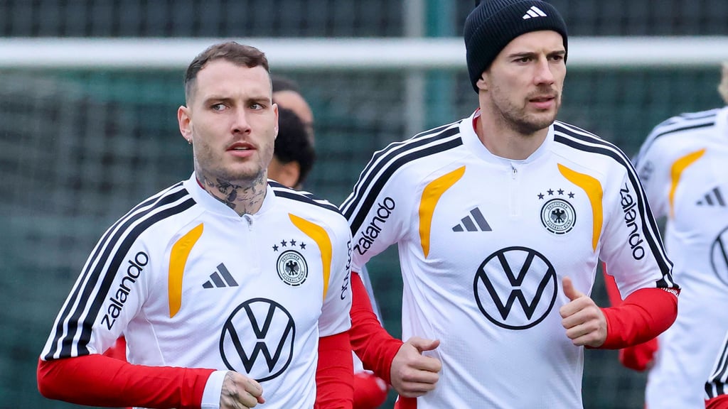 David Raum (l.) im DFB-Training neben Bayern-Spieler Leon Goretzka.
