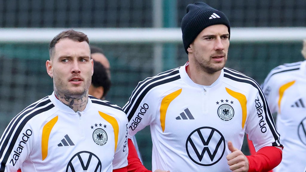 David Raum (l.) im DFB-Training neben Bayern-Spieler Leon Goretzka.
