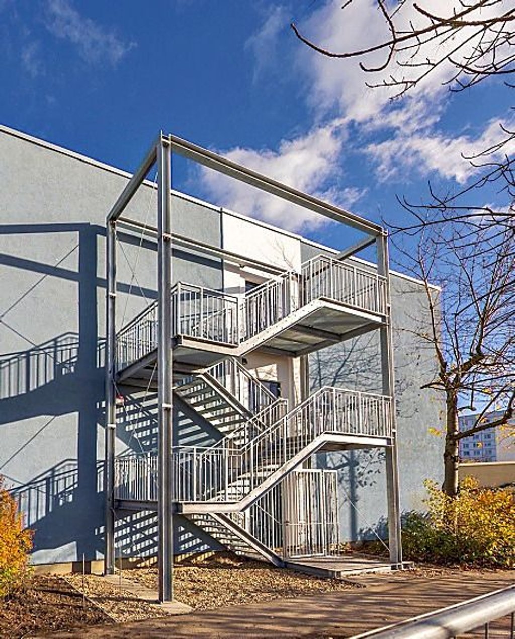 Der Brandschutz steht, die Sanierung der Schulen des Zweiten Bildungsweges in der Nietlebener Straße in Halle-Neustadt ist abgeschlossen.