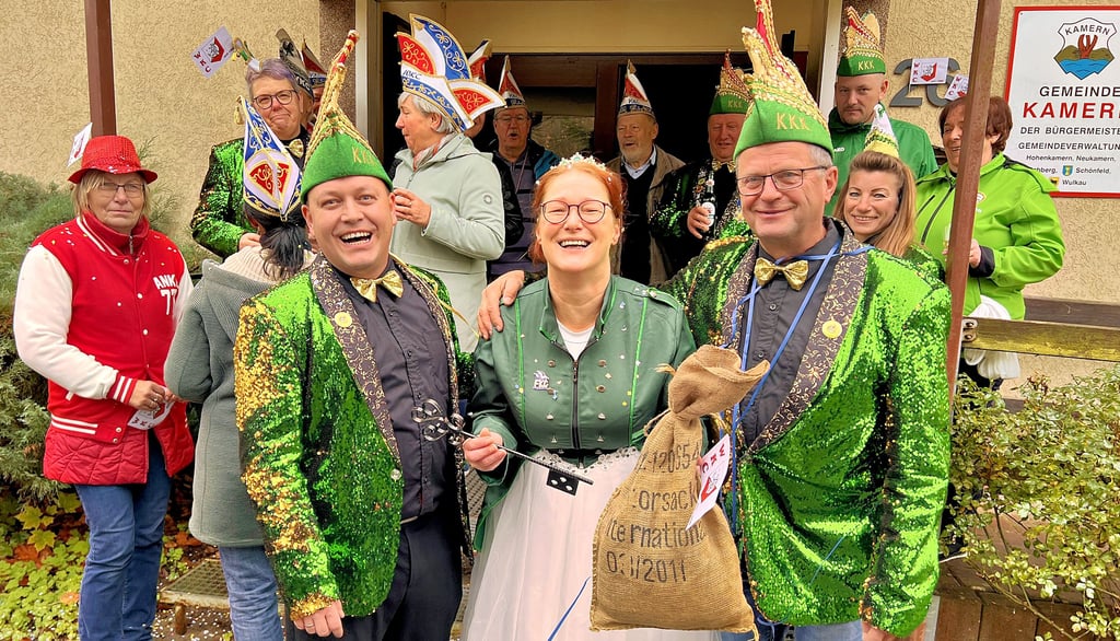 KKK-Präsident Fabian Groß und Prinzessin Siw I. übernehmen die Macht von Bürgermeister Arno Brandt (von links). 