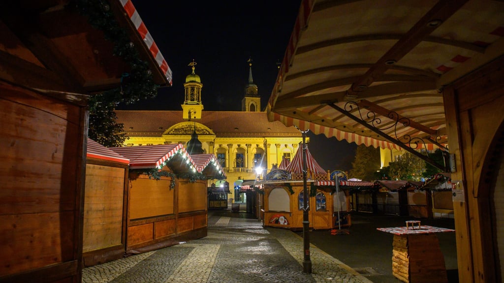 Schon seit Ende Oktober stehen die ersten Buden auf dem Alten Markt vor dem Magdeburger Rathaus.