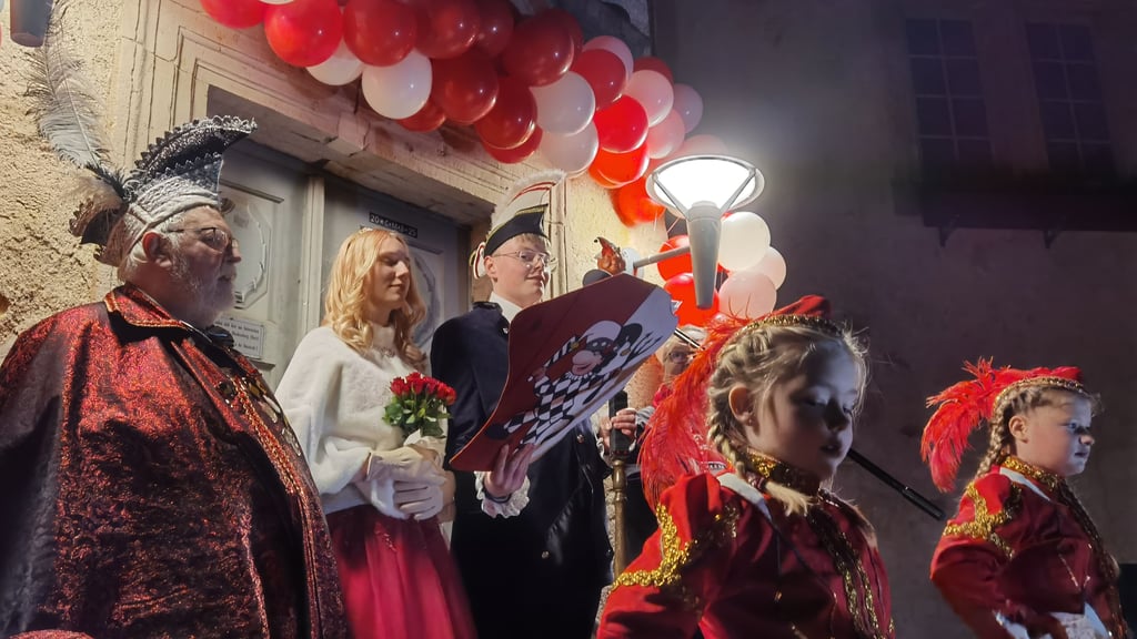 Karnevalsauftakt am 11.11. 2025 in Blankenburg. Frank Wermuth, Präsident des Blankenburger Karnevalvereins, präsentierte mit den jüngsten Funken das neue Prinzenpaar Anica I. und Pascal I. vorm historischen Rathaus.