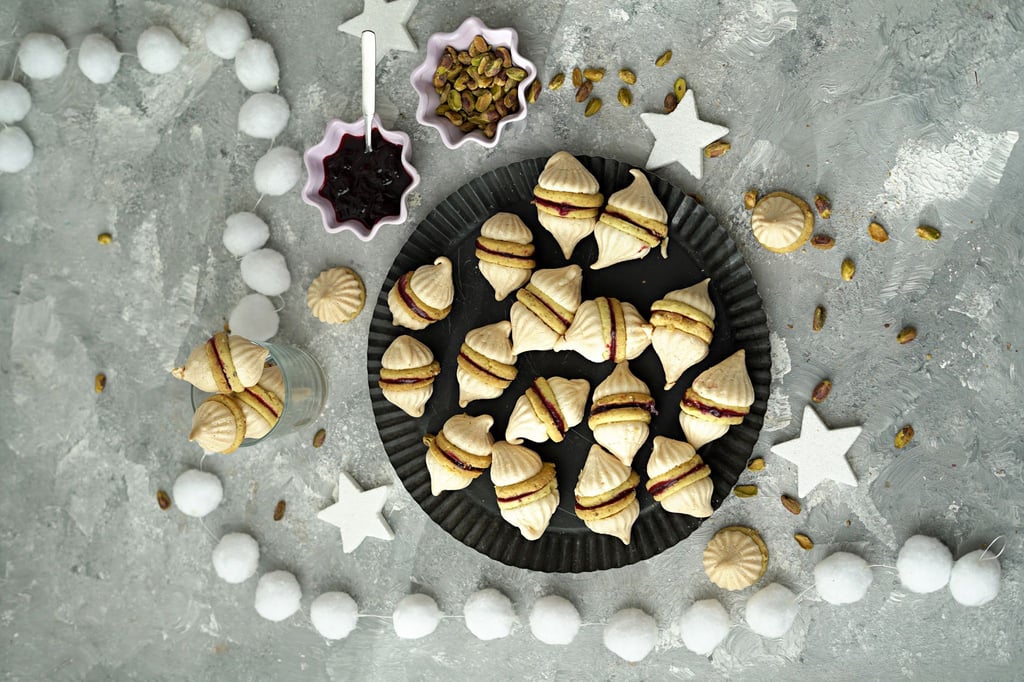 Durch die Geleefüllung werden zwei Vanillekipferl miteinander verbunden. Dann bekommt der Doppel-Keks auch noch zwei Zipfelmützchen in Form von Baiserhauben.