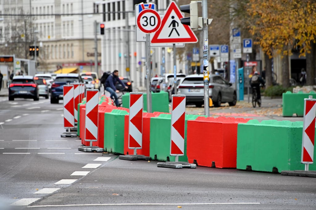 Aus Sicht des Landesverwaltungsamt nicht ausreichend: die zum Schutz gegen Attentäter aufgestellten Poller rund um den Magdeburger Weihnachtsmarkt.