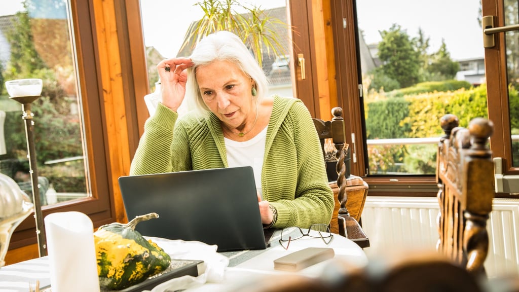 Formlose Mail genügt oft vorerst: Angehörige sollten Versicherungen schnell informieren, um keine Fristen zu verpassen.