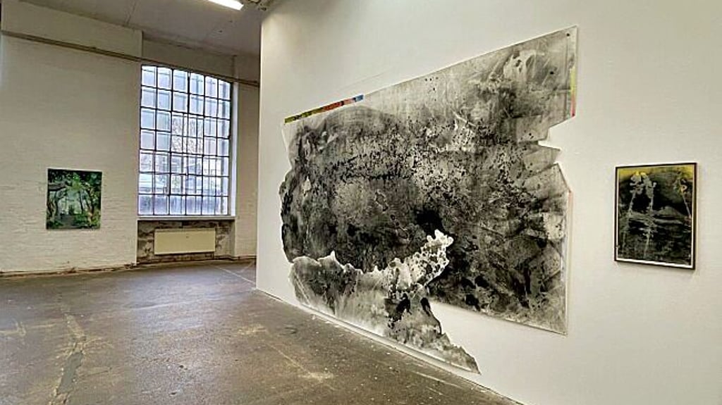 Nora Mona Bachs „Haderlump (abgewinnen), Kohle und Pastell auf Papier“.