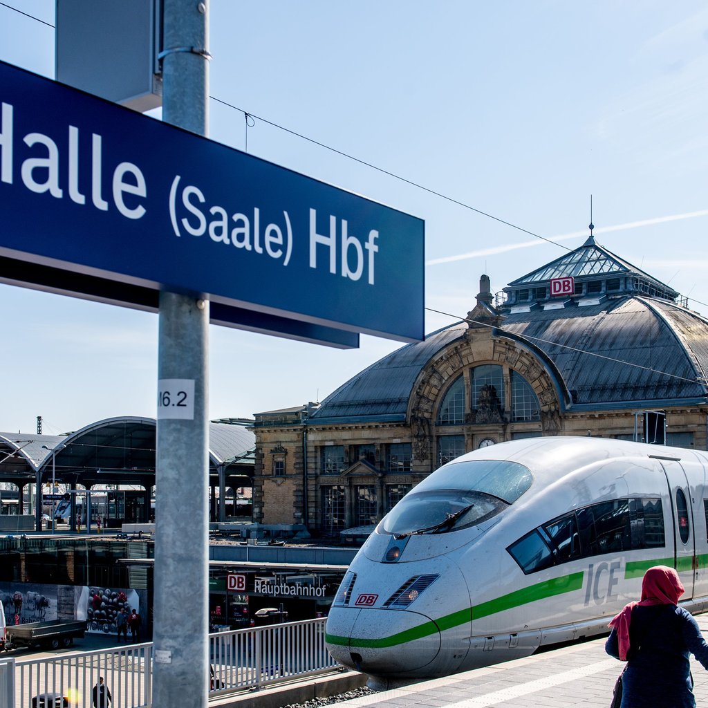 Nicht an diesem Wochenende: ein ICE in Halle. Vom 14. November, 22 Uhr, bis zum 17. November, 4 Uhr, sperrt die Deutschen Bahn den Hauptbahnhof.