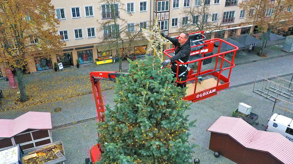  In 16 Metern Höhe setzt Daniel Arnold  den Stern auf die Spitze des Baumes.