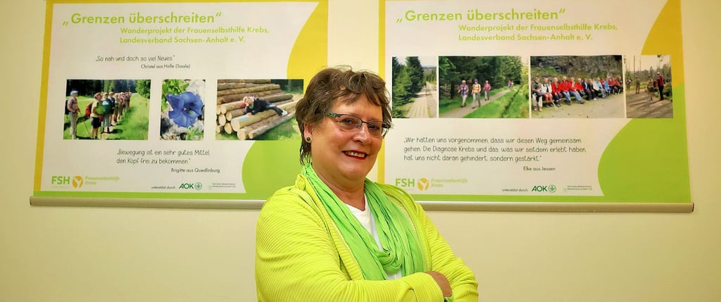 Katrin Maasch von der Frauenselbsthilfe Krebs präsentiert die Ausstellung „Grenzen überschreiten“ in Sangerhausen.
