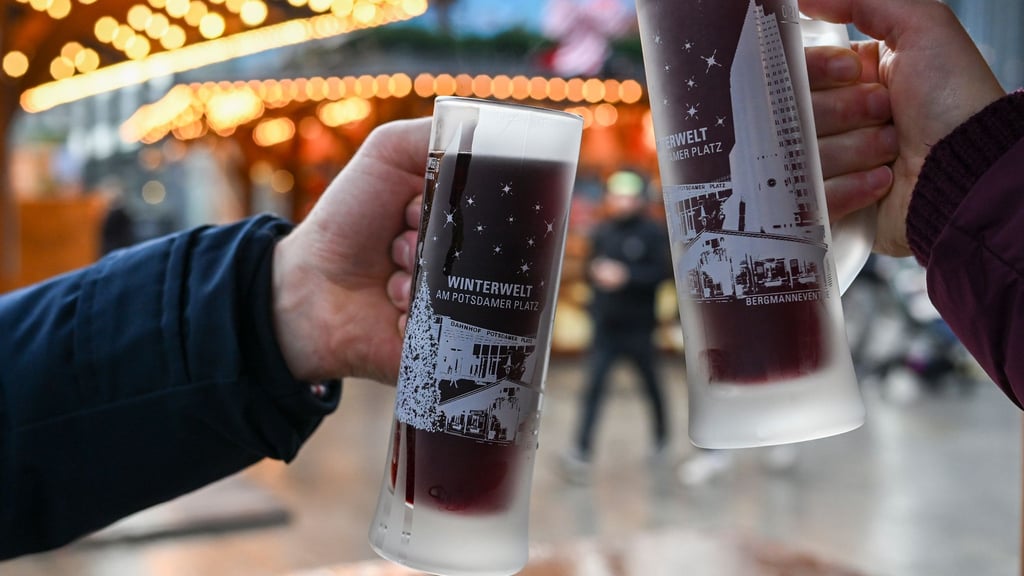 Für viele Menschen gehört ein Glühwein beim Besuch eines Weihnachtsmarktes dazu.