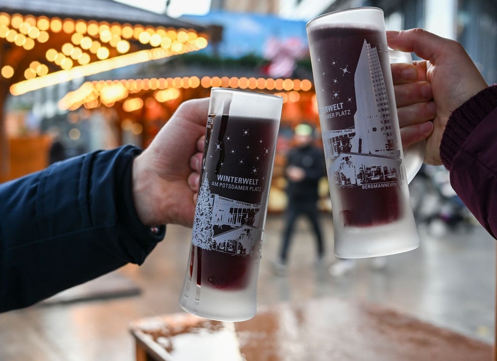 Für viele Menschen gehört ein Glühwein beim Besuch eines Weihnachtsmarktes dazu.