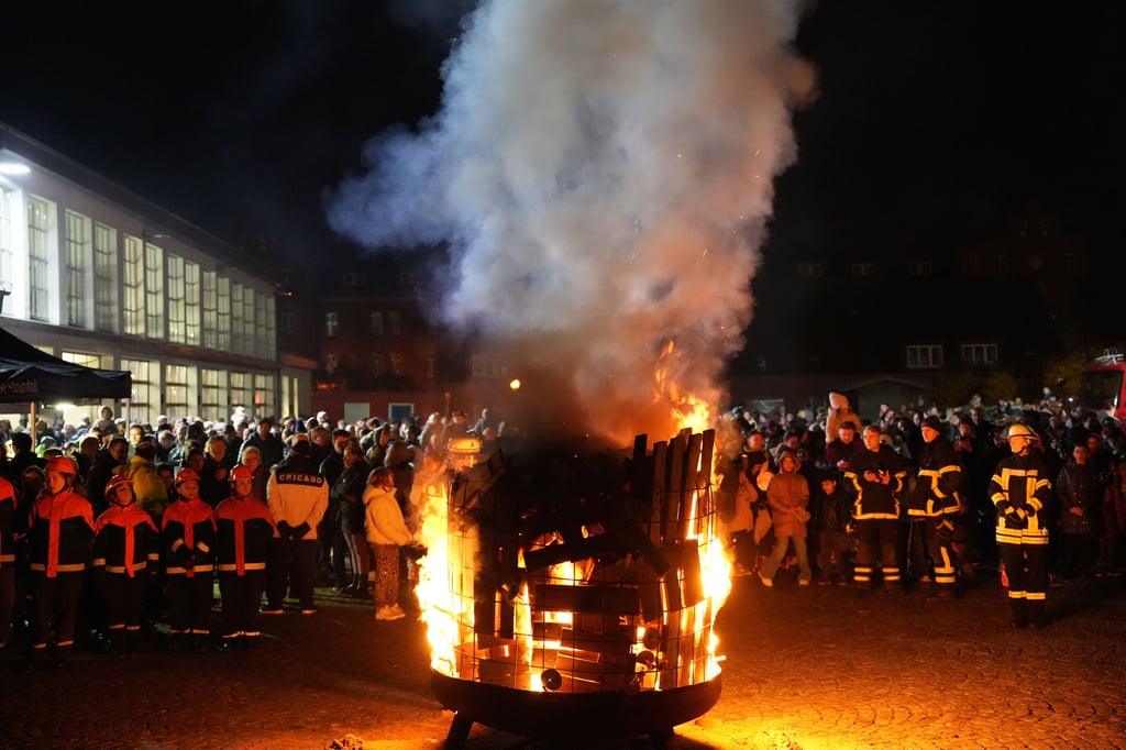 Martinsfeuer und Laternenumzug Feuerwehr Stendal 2025