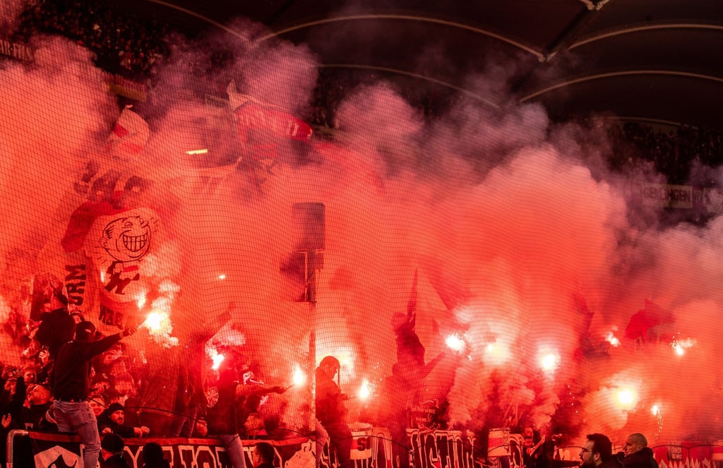 Beim Spiel in Basel brannten die VfB-Fans Feuerwerkskörper ab - ähnlich wie hier bei einem früheren Heimspiel gegen den FC Bayern. (Archiv)