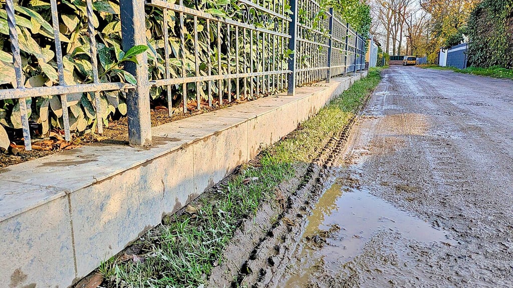 Bei Regen wird  die Straße Am Kellerhorst in Grünewalde schnell zu einer matschigen Angelegenheit.  