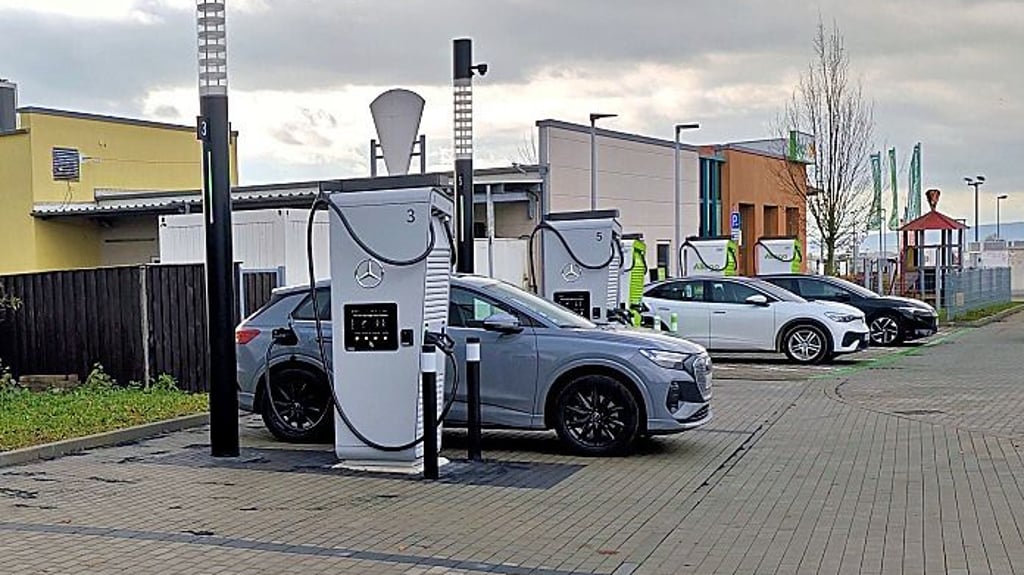 Zwei der drei Ladesäulen von Mercedes im Autohof an der Autobahnabfahrt Sangerhausen-Süd.