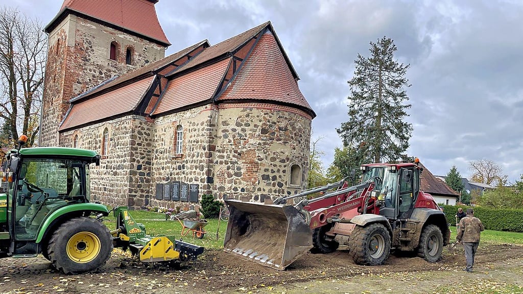 Mit Technik wurde eine Fläche begradigt und durchgearbeitet. 