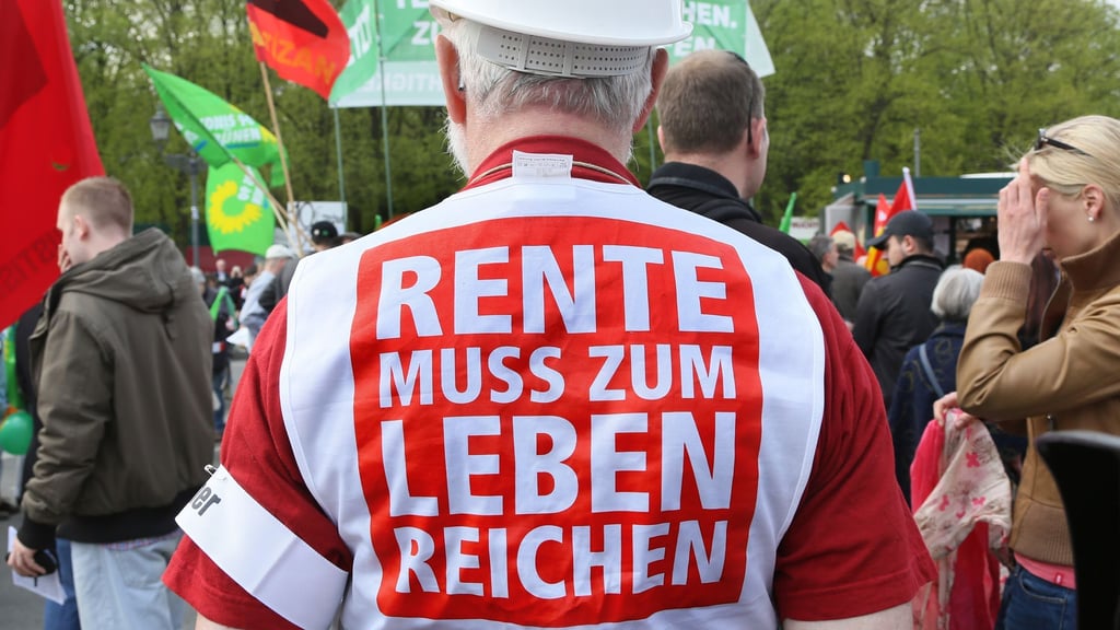 Ein Demonstrant auf einer früheren DGB-Demo. (Archivbild)
