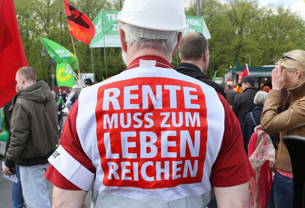 Ein Demonstrant auf einer früheren DGB-Demo. (Archivbild)