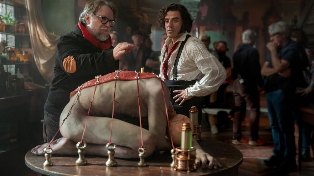 Dieses von Netflix veröffentlichte Bild zeigt Regisseur Guillermo del Toro (links) und und Oscar Isaac am Set von „Frankenstein“.