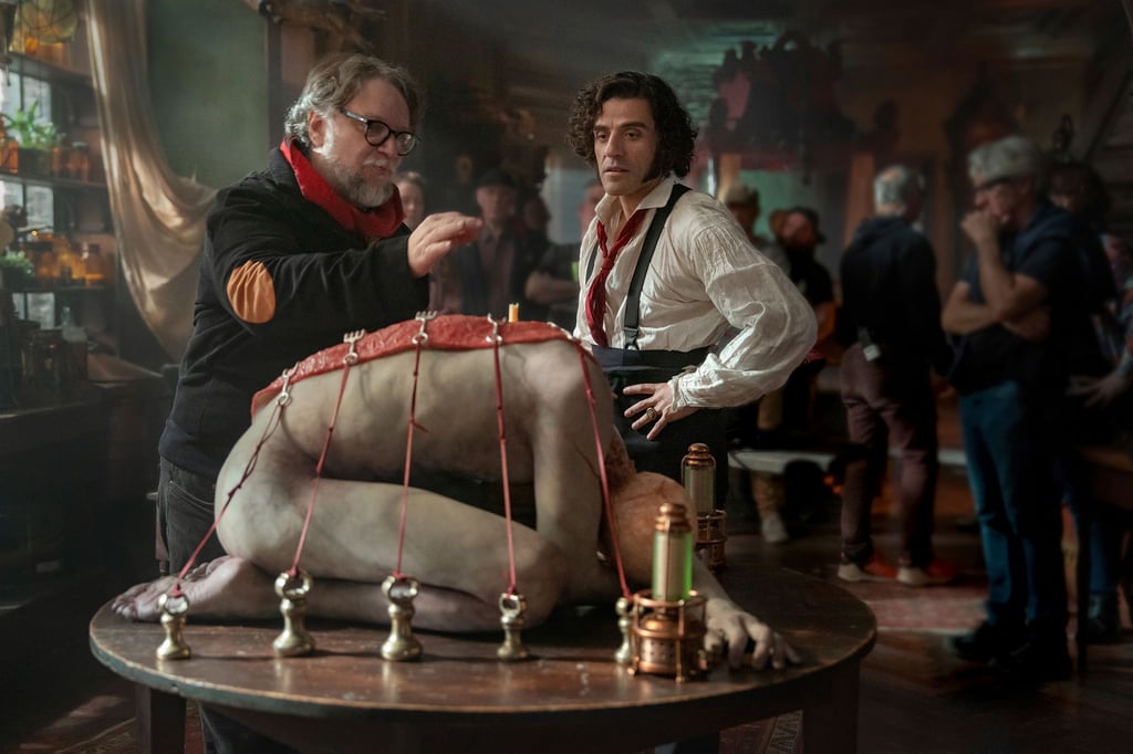 Dieses von Netflix veröffentlichte Bild zeigt Regisseur Guillermo del Toro (links) und und Oscar Isaac am Set von „Frankenstein“.