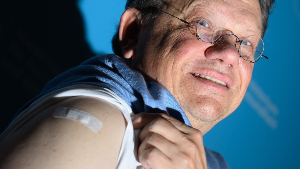 Mit gutem Beispiel voran: Gesundheitsminister Philippi lässt sich impfen.