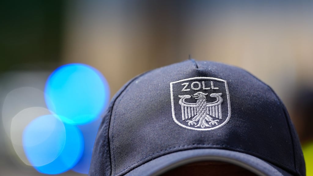 Reisende sowie auch der gewerbliche Warenverkehr werden vom Zoll routinemäßig stichprobenartig kontrolliert (Symbolbild).