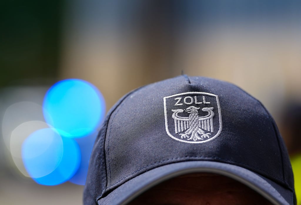 Reisende sowie auch der gewerbliche Warenverkehr werden vom Zoll routinemäßig stichprobenartig kontrolliert (Symbolbild).