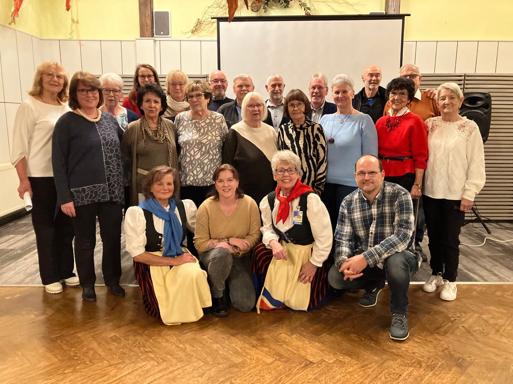 Nach 17 Jahren trafen sich die Mitglieder der Harzer Folkoregruppe aus Stolberg im Hotel „Zum Kanzler“. 