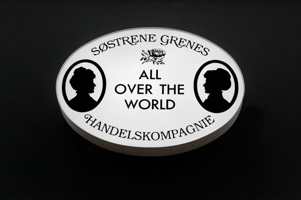Auf dem Logo von Søstrene Grene (deutsch; Schwestern Grene) sind die fiktiven Schwestern Anna und Clara zu sehen.