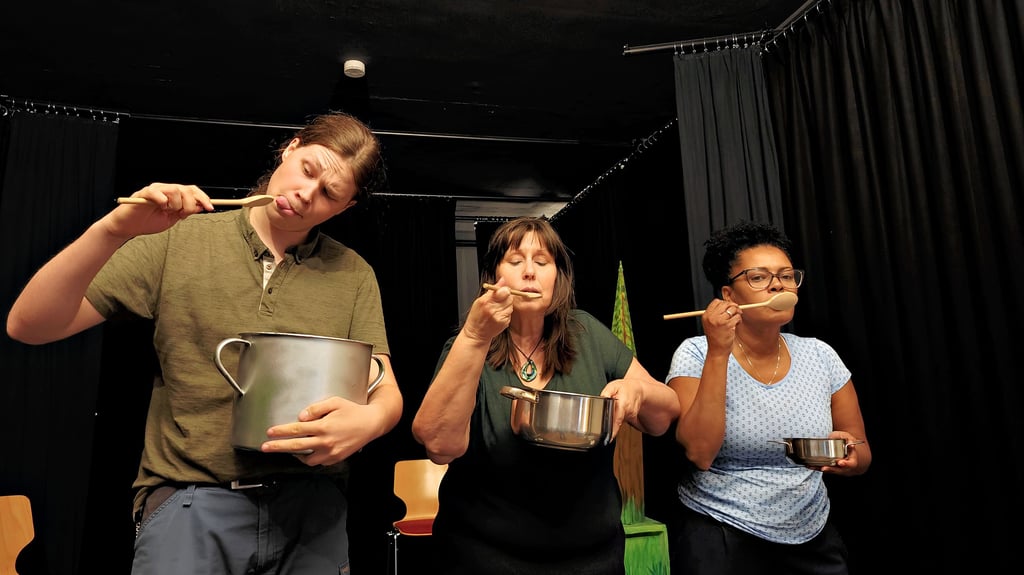 Schmeckt es schon oder fehlt noch etwas Wein? Till Geschke, Uta Opitz und Eliane Lopes (v.l.) proben die Küchenszene.