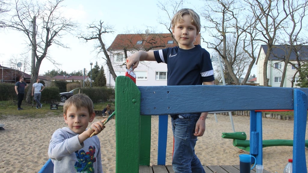 Obwohl im Frühjahr 2022 die Holzgeräte auf dem Samsweger Spielplatz durch das Engagement von Kindern und deren Eltern einen neuen Farbanstrich verpasst bekommen haben, besteht hier Handlungsbedarf.