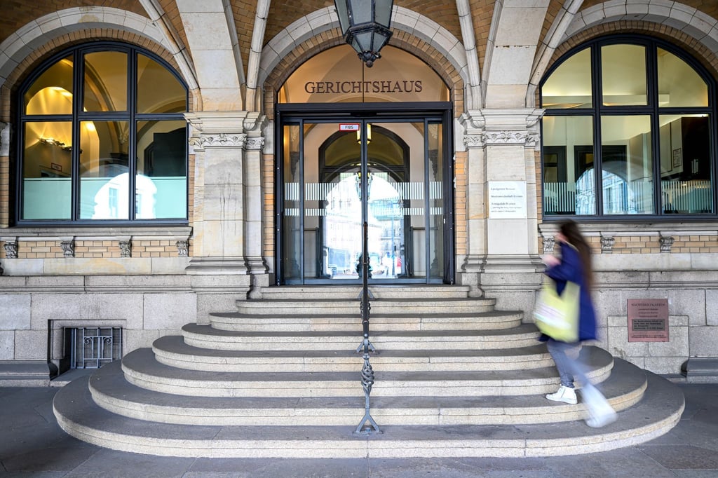 Nach den Feststellungen des Gerichts erstickten die beiden Verurteilten ihren Vermieter im April 2020 mit einer Plastiktüte. (Archivbild)