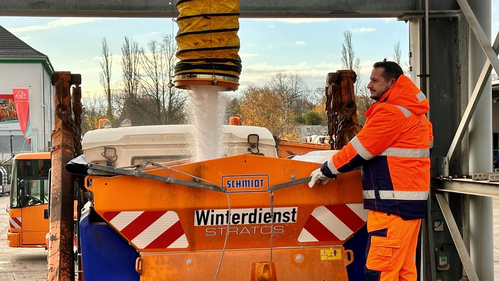 1.600 Tonnen Salz hat die Stadtwirtschaft Halle für den Winterdienst gebunkert. Befüllt werden Fahrzeuge auf dem Betriebshof in der Äußeren Hordorfer Straße. 