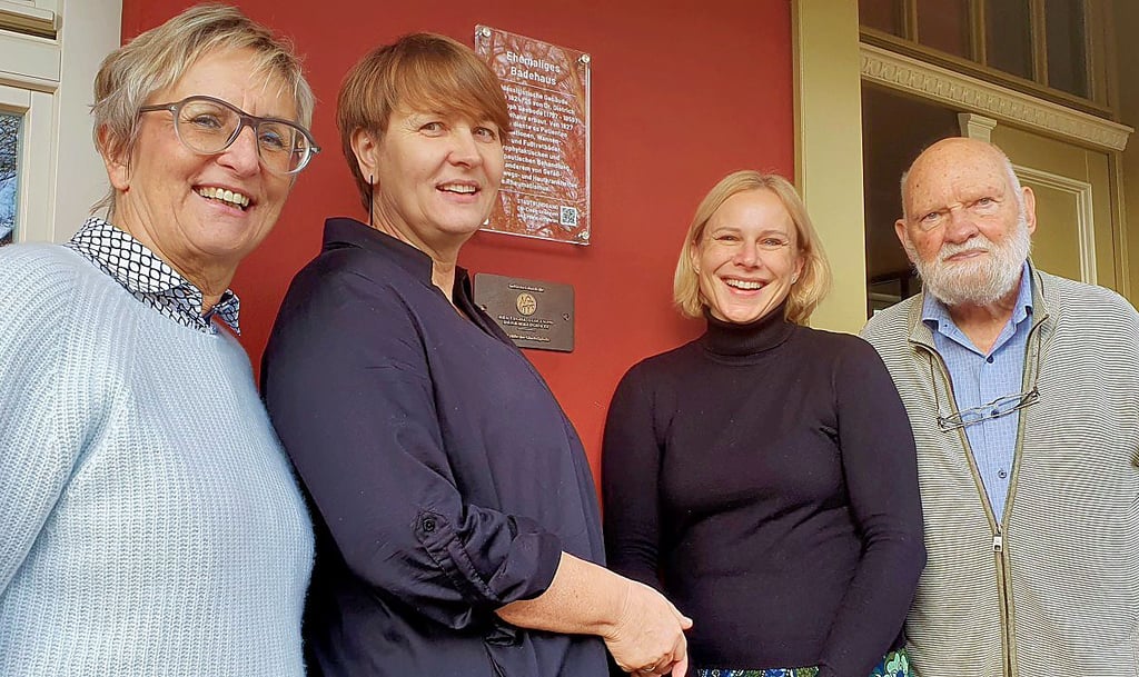 Bärbel Hornemann (von links), Bianka Niemeyer, Alice Bondeur und Volker Stephan  mit der Bronzetafel. 