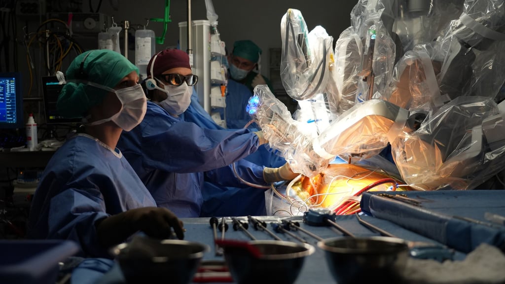 Mensch und Maschine stehen an der Charité gemeinsam am OP-Tisch.