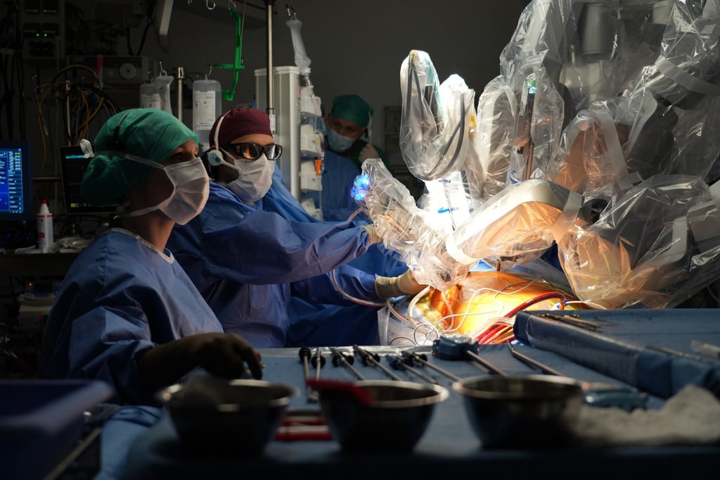 Mensch und Maschine stehen an der Charité gemeinsam am OP-Tisch.