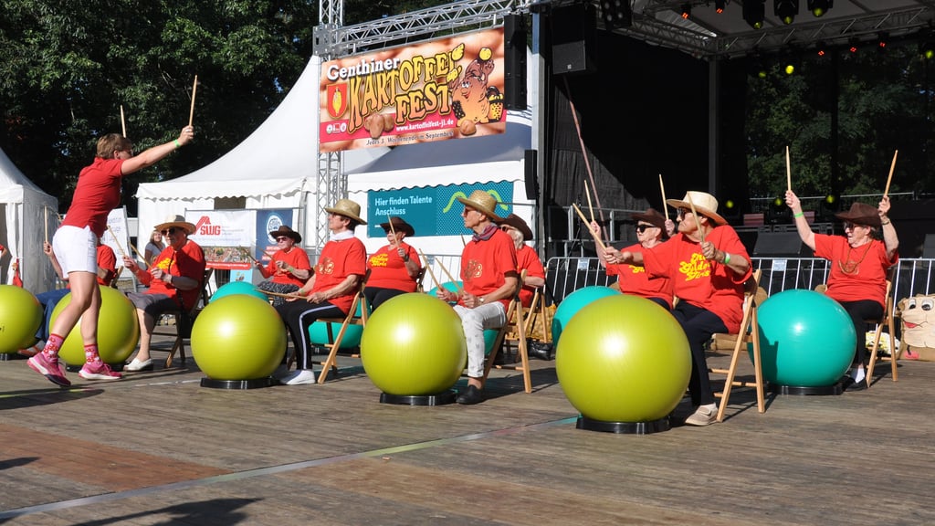 Mit 104 Jahren trat Margarete Borkowski noch mit der Trommelgruppe „Golden Girls“ beim Kartoffelfest auf.  Mit 106 Jahren trommelt sie noch immer.