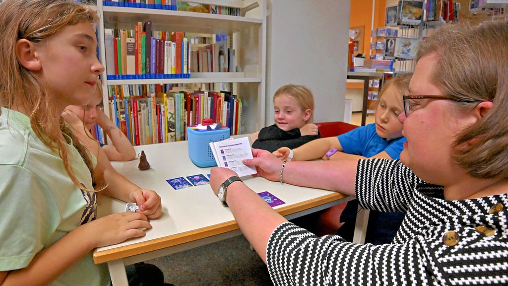 Unter Leitung von Liesa Pietzonka probieren Elena (v. l.), Till, Tilda und Clara die neue Toniebox 2 aus.