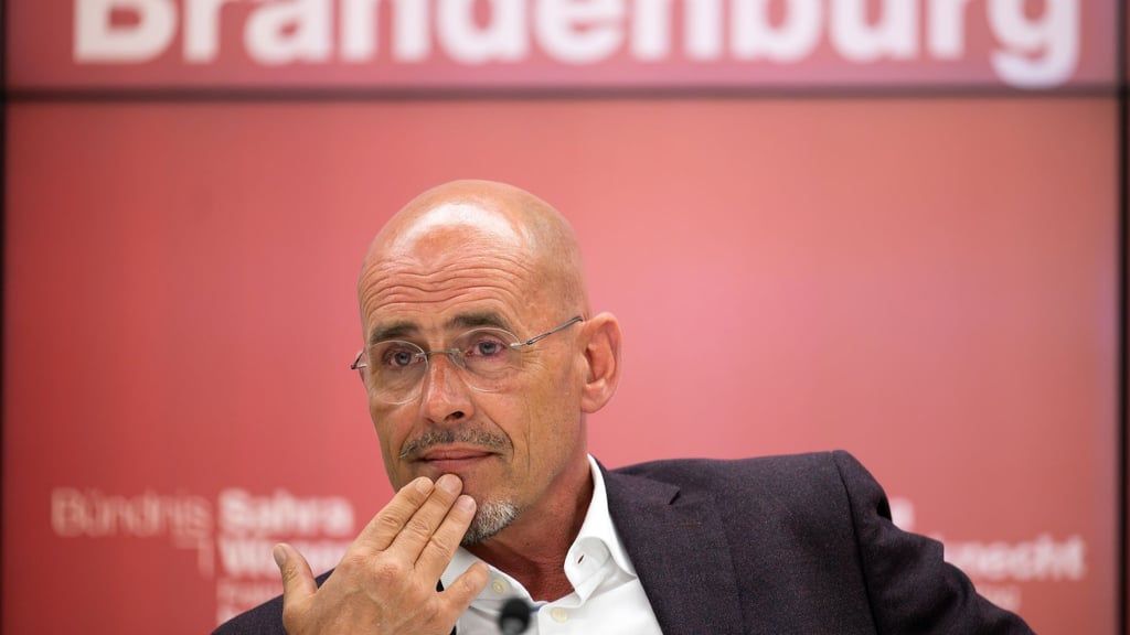 Der BSW-Fraktionsvorsitzende Niels-Olaf Lüders steckt in Brandenburg mit seiner Fraktion in der Krise. Vier Abgeordnete kündigten im Streit ihren Parteiaustritt an. (Archivbild)