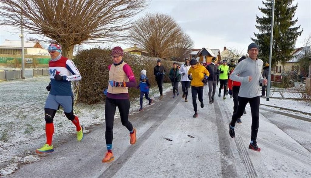 Traditionell beginnt das neue Jahr in Meisdorf mit dem Punschlauf, wie hier 2024. Damals gingen 110 Teilnehmer an den Start.