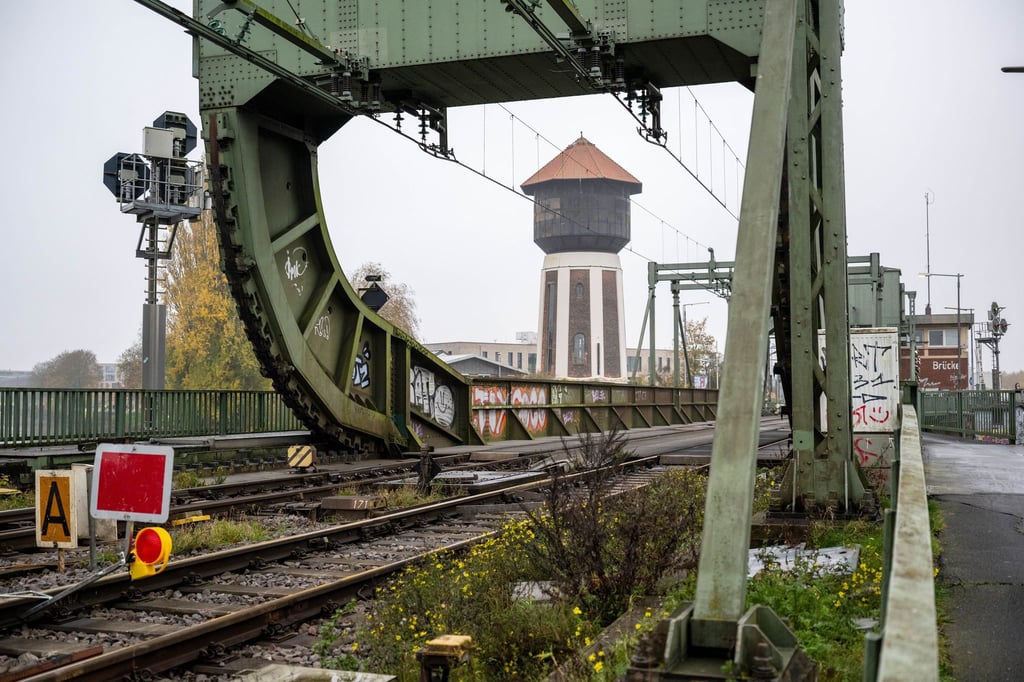 Die Eisenbahn-Klappbrücke ist rund 70 Jahre alt.