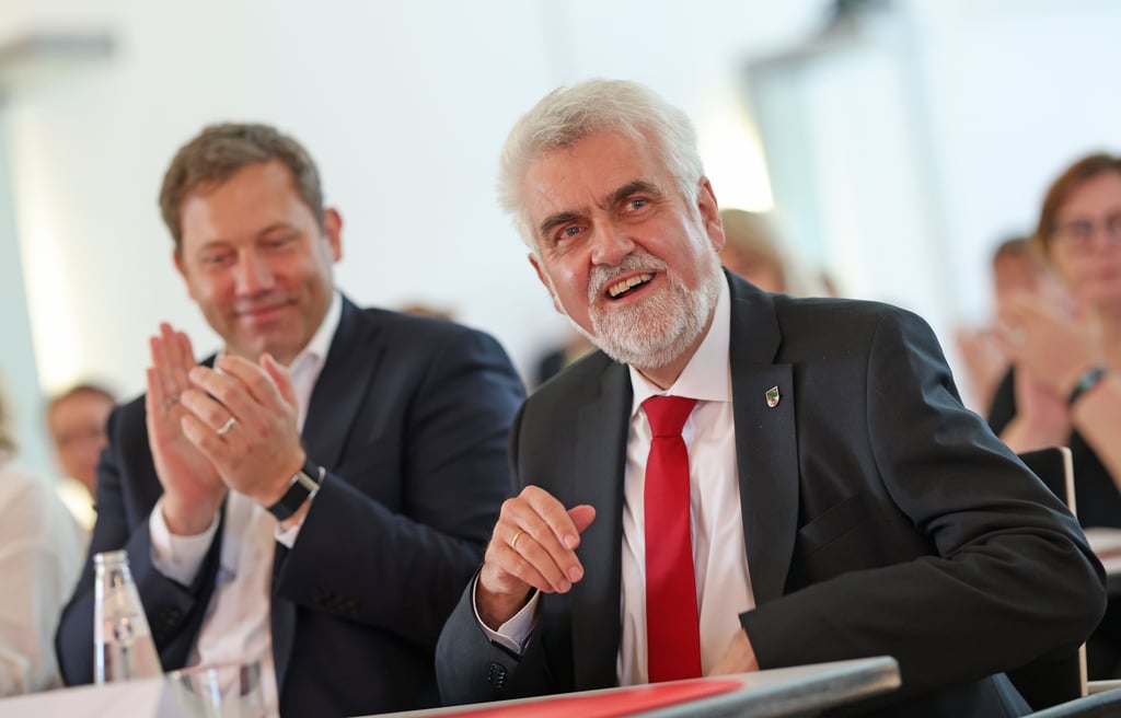 Sachsen-Anhalts SPD zieht mit Energieminister Armin Willingmannn (r) als Spitzenkandidat in den Landtagswahlkampf. Neben ihm SPD-Bundeschef Lars Klingbeil.