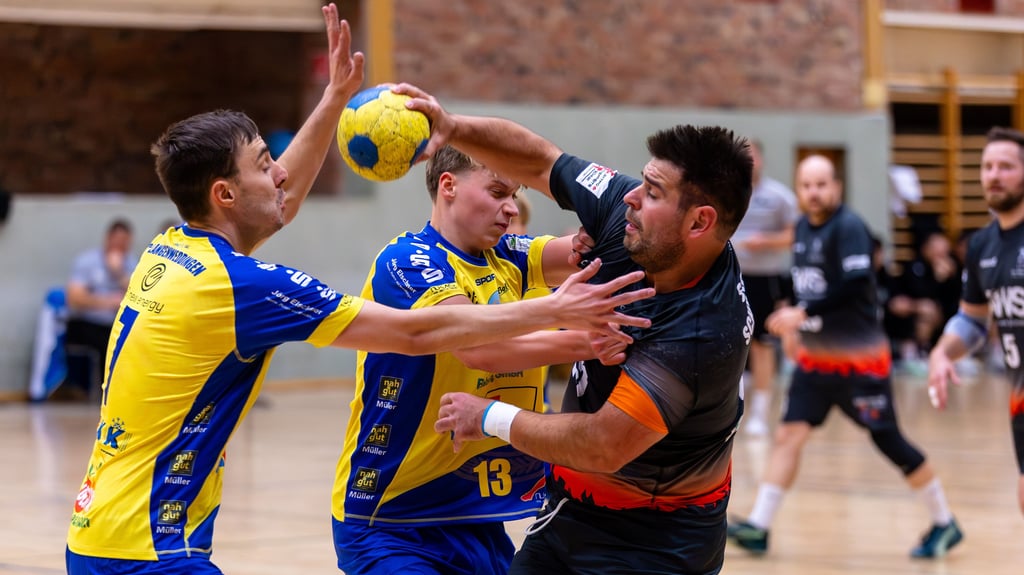 Julian Bartels (links) und die SG Lok Schönebeck kehrten nach der Pleite gegen Langenweddingen in die Erfolgsspur zurück.