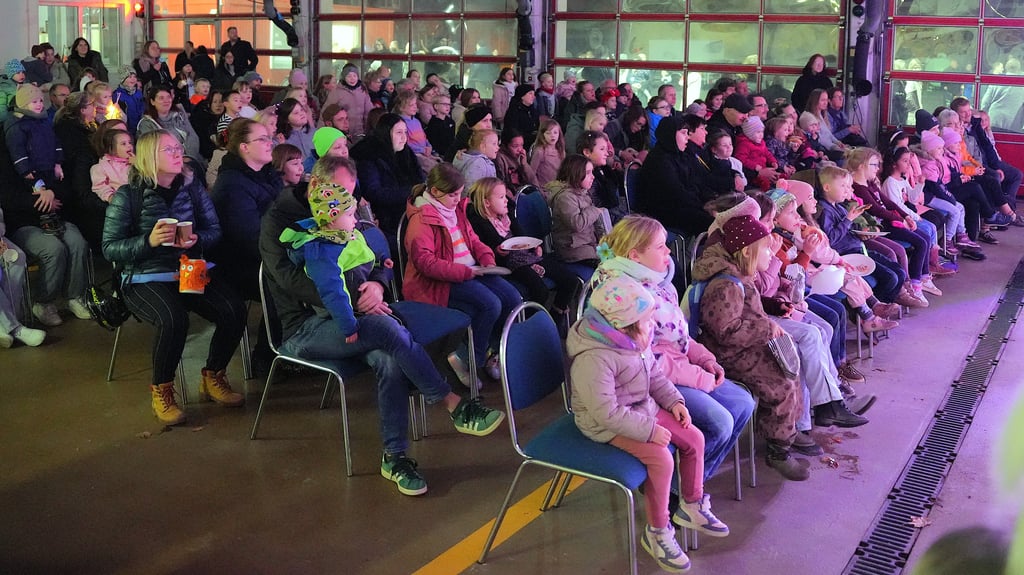Viele Kinder und Eltern schauten amüsiert der Aufführung Puppenspielerin Anastasiia Starodubova vom Theater der Altmark zu.