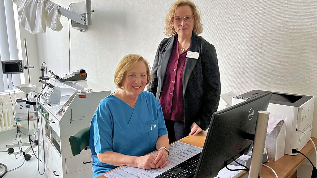 Neueröffnung der HNO-Praxis von Dr. Karin Schurig: Die Fachärztin mit  der Geschäftsführerin des SRH-MVZ Sachsen-Anhalt Peggy Hanusch (rechts) 