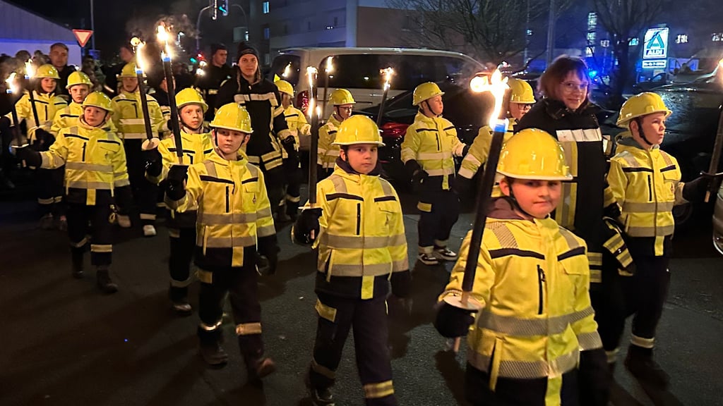 Mit Fackeln gingen die Mädchen und Jungen der Kinderfeuerwehr Stendal beim Laternenumzug am 11. November 2025 voran.