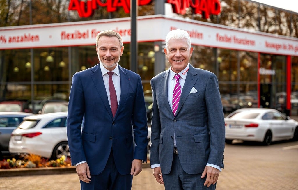 Christian Lindner und Wilfried Wilhelm Anclam vor einer Autoland-Filiale.