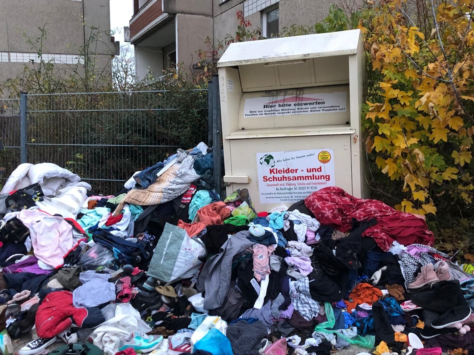 Problem in Burg Süd: Schandfleck wird immer größer: Haufen von Altkleidern wächst rings um Container in ungeahnte Dimensionen