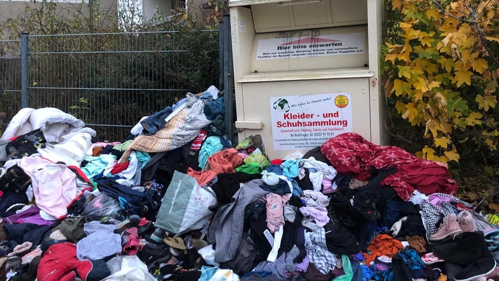 Überquellender Kleidercontainer in Burg Süd.